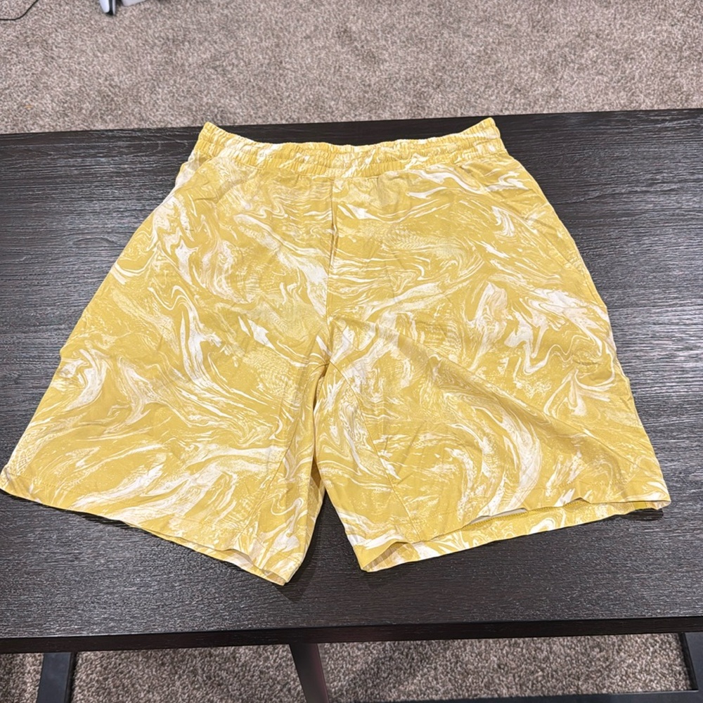 Lululemon Men’s Medium Pace Breaker Linerless Yellow and White